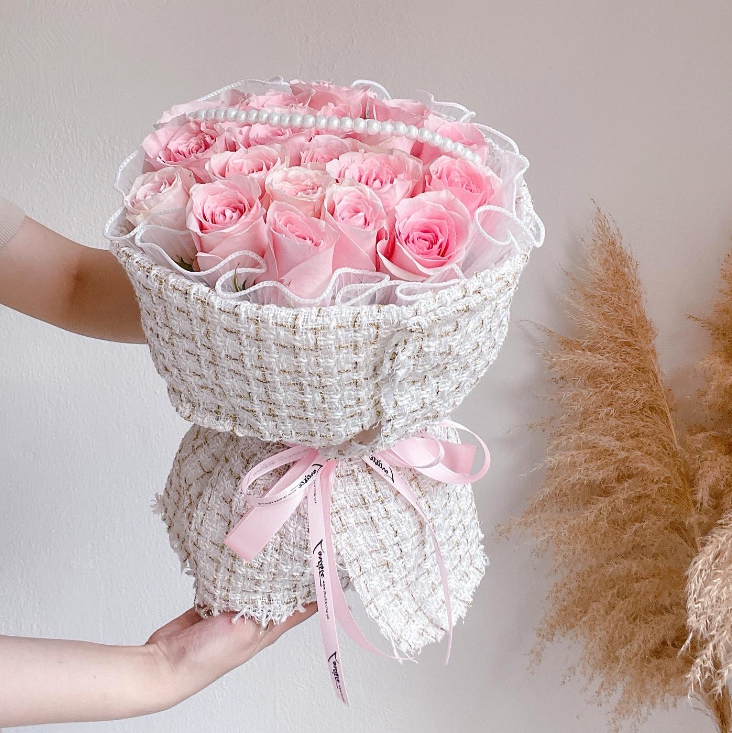 Fresh Roses Bouquet in Channel Wrapping1